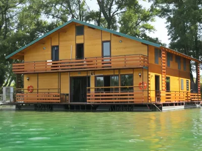 San Art Floating Hostel & Apartments