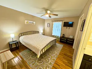 Homey Townhouse Near Lake & Sports Complex