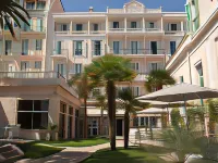 Hôtel Vacances Bleues Balmoral Hotels in Menton