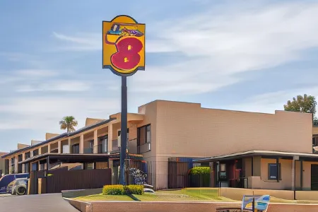 Super 8 by Wyndham Barstow