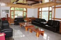 Hotel Mountain Trail Manali - Bed and Breakfasts
