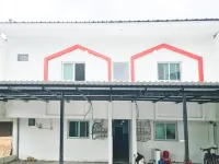RedDoorz Near Mulyosari Hotels in Kalisari
