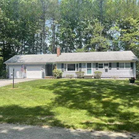 Moody Beach is only a 1/2 mi walk away! Located in a Quiet Neighborhood.