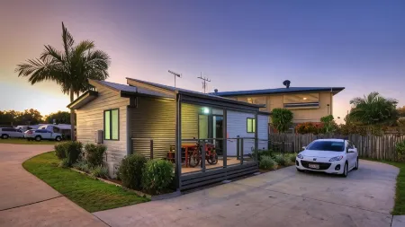 Tin Can Bay Tourist Park Отели рядом с достопримечательностью «BIG4 Rainbow Beach Holiday Park»