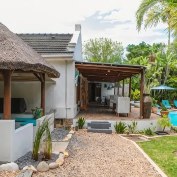 Khashamongo B & B Hotels near Koop Sentrum