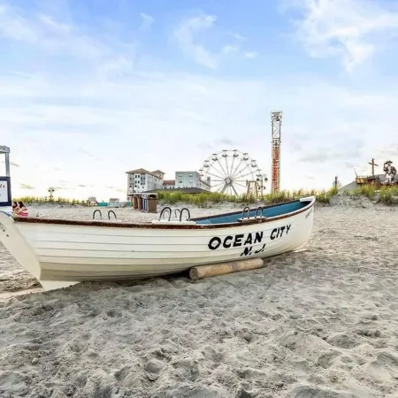 2 Bd Beach Condo Only 2 Min Walk to Oc's Goldcoast