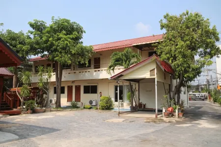 Ratchaphruek Resort Отели рядом с достопримечательностью «Phra Prang Sam Yot»