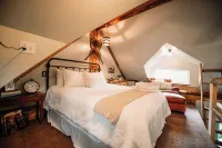 Relax at this cozy, well appointed cabin located in sunny Knik, Alaska.