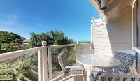 Scenic Golf Course Views and Resort Amenities - Luxurious Tropical Haven