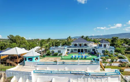 Beyond Sunset Resort & Villas Отели рядом с достопримечательностью «Treasure Beach»