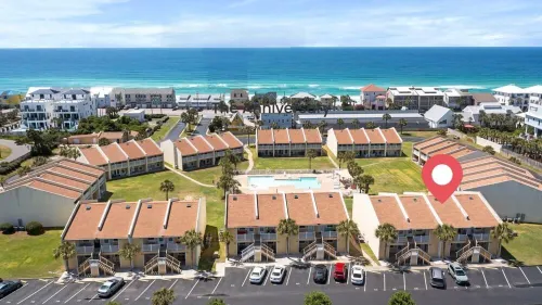 Sunlit Seacove. G-Floor, Walk to Beach, Shops, & Dinning. Private Beach Access.