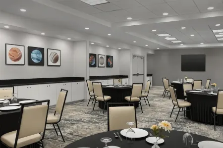 Hilton Garden Inn Huntsville/Space Center Отели рядом с достопримечательностью «Хантсвилл Ботаникал Гарден»