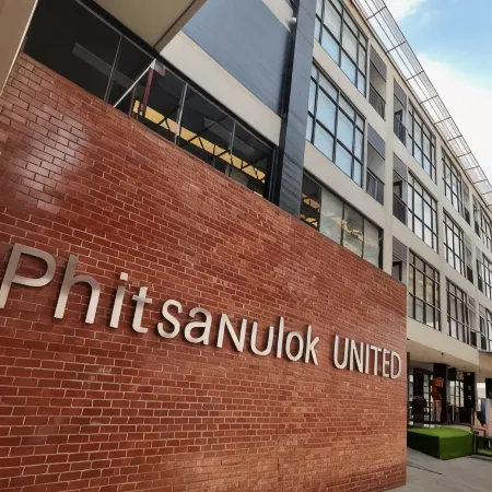 Phitsanulok United Отели рядом с достопримечательностью «Ват Чуламани»