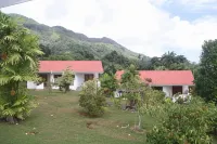 Daniella's Bungalows Hoteles cerca de Bel Ombre Beach at La Scala