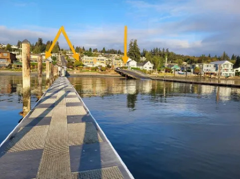 Waterfront 2 bed, 2 baths, 1364 sq ft, views of Mt Rainer, Seattle, and more.