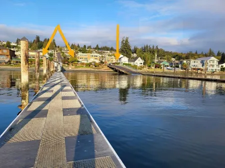 Waterfront 2 bed, 2 baths, 1364 sq ft, views of Mt Rainer, Seattle, and more.