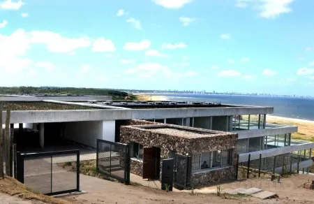 Apartamento moderno con vista al mar.