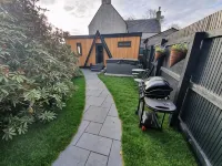 Little Woodbine Hotels in Tain