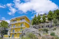 Young Monk Hostel & Cafe Dharamkot Hotel dekat Macleodganj