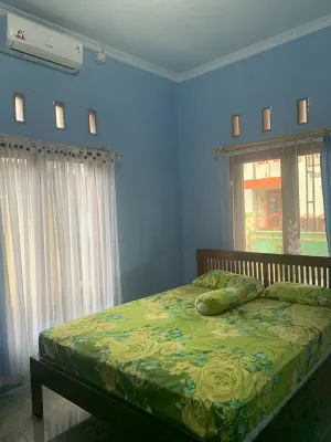 Omah Syariah 7A Bu Endang Hotels in Giritirto