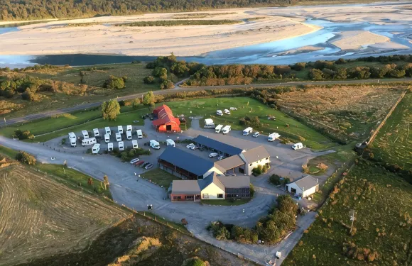 哈斯特河汽車旅館及假日公園