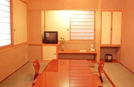 Hatago Tsuruya Hotel Отели рядом с достопримечательностью «Komoro Jo Kaikoen»