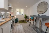 Thornhill House by Guestz