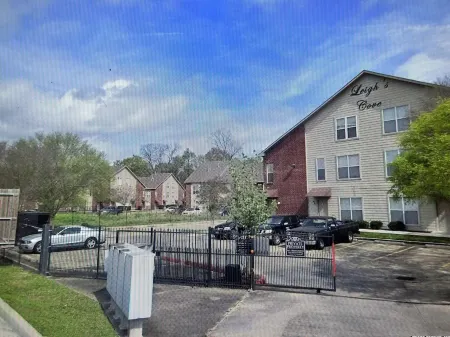 3-bedroom condo in pleasant Baton Rouge with swimming pool, fitness equip, WiFi
