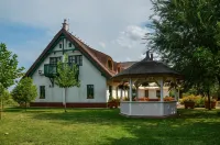 Antal-Tavi Fogadó és Horgászparadicsom Hotel di 