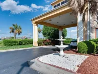 Quality Inn & Suites Hotels in Monroe