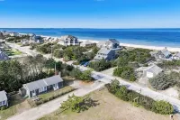 Charming Seaside Cottage  Sleeps 9 with WiFi, AC, 2 Min Walk to a Private Beach
