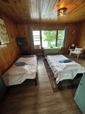 Lakefront 1950s Boathouse - Hagerman Hideaway - Homestays
