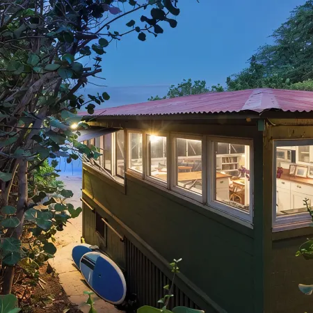 Historic Bungalow On Idyllic White Sand Beach w/ Great Snorkeling! Отели рядом с достопримечательностью «Поле для гольфа "Хапуна"»