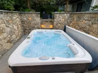 Modern 4BR Escape • w/ Jeep Wrangler • Near Town • Patio, Fire Pit & Hot Tub Hotels in Tisbury
