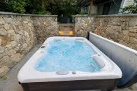 Modern 4BR Escape • w/ Jeep Wrangler • Near Town • Patio, Fire Pit & Hot Tub