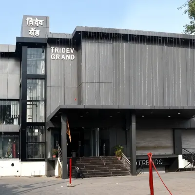 Hotel Tridev Grand 툴시 마나 사원 주변 호텔