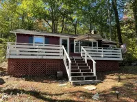 Charming lakefront 2-bedroom cottage with private beach & dock. - 4 tähden