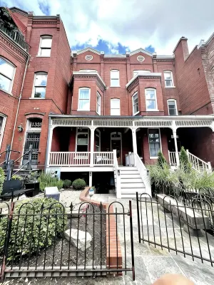 LUXURIOUS DC ESTATE, BEST LOCATION BLOCK AWAY FROM 14TH/U ST NW W/ 2 CAR PARKING - บังกะโล