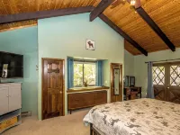 Loose Moose Lodge – Family Chalet, Fireplace, Ski! Hotels in Glen