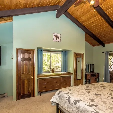 Loose Moose Lodge – Family Chalet, Fireplace, Ski! Hotels in Bartlett