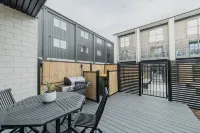 Downtown Bliss - 4-BR Retreat Amidst the Cityscape - 빌라