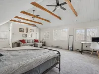Hot Tub + Pool Table + Resort Access + Fast Wifi Hotels in Campton