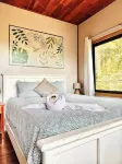 Birdwatcher’s Base in Monteverde – 2Br + Balcony, Walk to Curi-Cancha Reserve