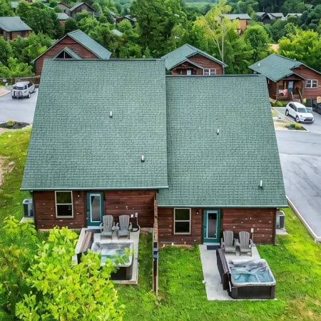 2 Bedroom Cabin • Hot Tub, Bunk Beds & Arcade • 2 Min to Dollywood