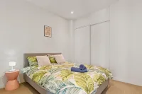 Unbeatable Location - Sleek 1BR  Melbourne Central