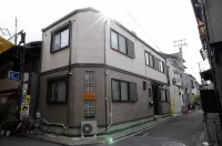 4 bedrooms, 2 bathrooms, 2 toilets, spacious house with convenient transportation โรงแรมใน
