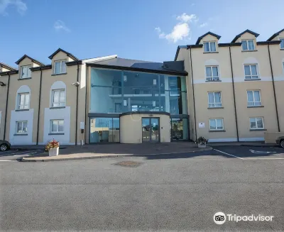 Lahinch Coast Hotel and Suites โรงแรมใน
