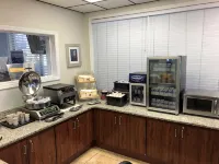 Days Inn by Wyndham Cocoa Beach Port Canaveral - breakfast