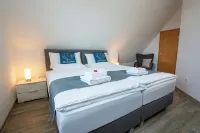 Central, stylish and modern holiday apartment with balcony and box-spring beds