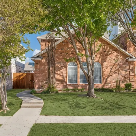 Charming 3-bedroom townhome with WiFi,AC in fabulous Frisco. Home away from home